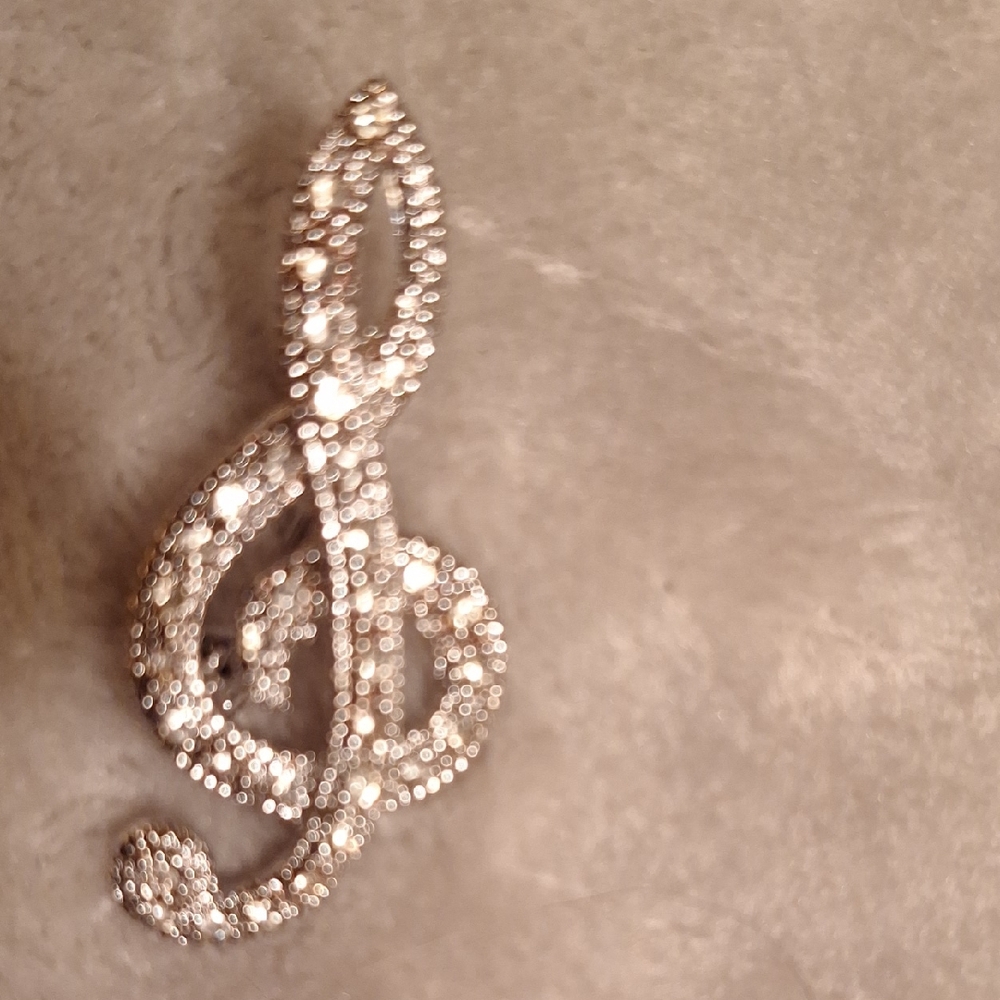 Sparkling Treble Clef Brooch Emcrusted In Rhinestones